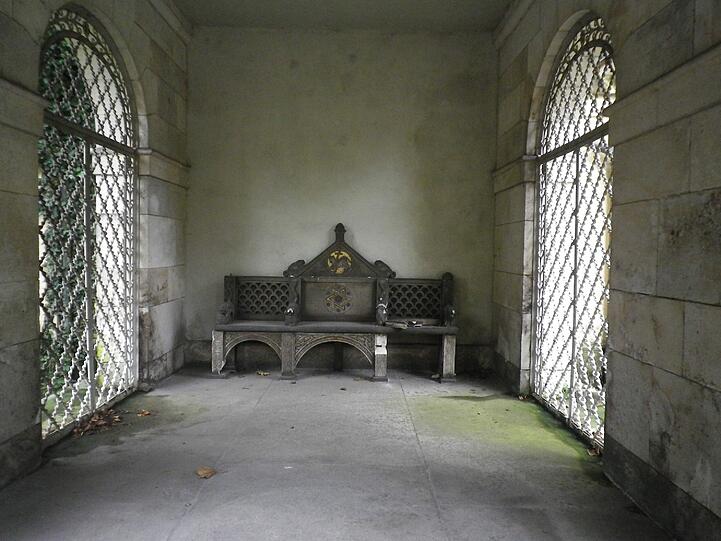 Kein würdiges Erinnern: Bilder von der sanierungsbedürftigen Gruft des &bdquo;Malerfürsten&ldquo; Franz von Lenbach auf dem Westfriedhof.