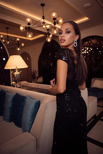 Wenn Sophia im Abendkleid den Raum betritt, steht die Zeit still. Vor allem ihre Ausstrahlung ist unvergleichlich.