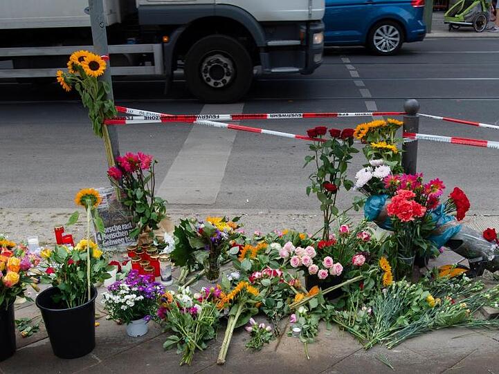 Blumen an der Stelle in Berlin-Mitte, an der bei einem Unfall mit einem SUV vier Menschen gestorben sind.
