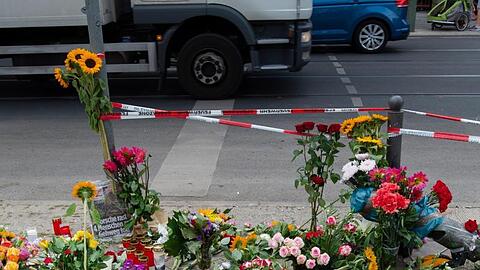 Blumen an der Stelle in Berlin-Mitte, an der bei einem Unfall mit einem SUV vier Menschen gestorben sind.