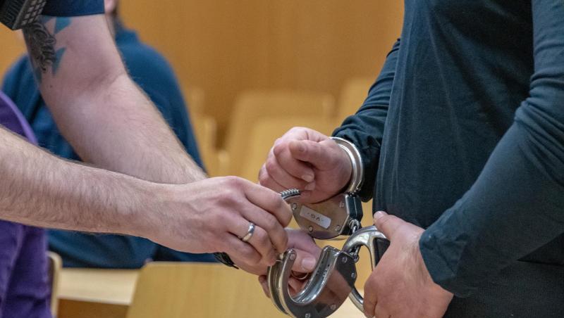 Einem Angeklagten werden im Verhandlungssaal des Landgerichts die Handschellen abgenommen. Foto: Armin Weigel Einem Angeklagten werden im Verhandlungssaal des Landgerichts die Handschellen abgenommen. Foto: Armin Weigel