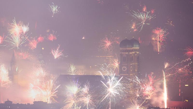 Feuerwerksraketen explodieren über der Münchner Frauenkirche und der Innenstadt. Foto: Matthias Balk Feuerwerksraketen explodieren über der Münchner Frauenkirche und der Innenstadt. Foto: Matthias Balk