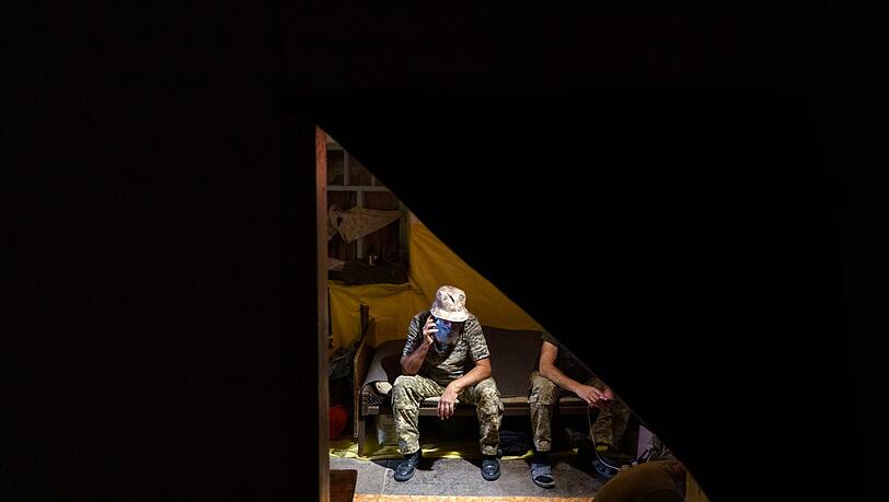 Ukrainische Soldaten sitzen in ihren Kojen in einem Dorf in der Region Donezk.