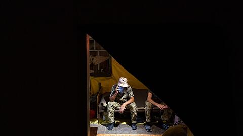 Ukrainische Soldaten sitzen in ihren Kojen in einem Dorf in der Region Donezk.
