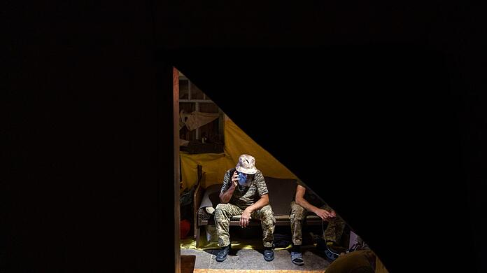 Ukrainische Soldaten sitzen in ihren Kojen in einem Dorf in der Region Donezk.