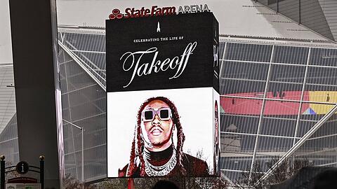 Ein riesiges Bild von Takeoff erstrahlt vor der State Farm Arena in Atlanta.