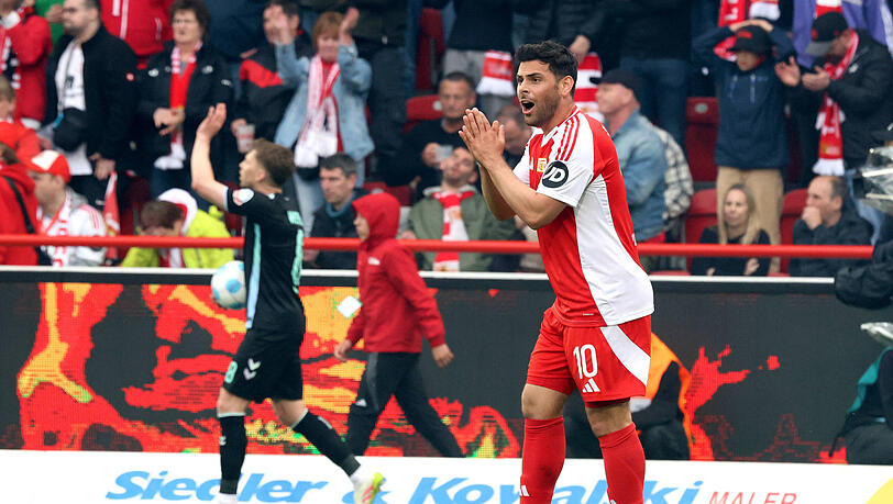 Künftig soll er auch den TSV 1860 antreiben: Der Noch-Berliner Kevin Volland klatscht aufmunternd in die Hände.