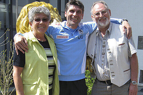 Uwe Wolf (m.) mit Eltern Irma und Roland.