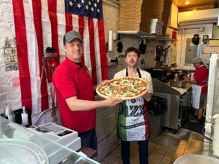Der Journalist Florian Reza (links) muss sich für das Ausliefern einer Pizza durch den Verkehrsdschungel von New York schlängeln. Der Journalist Florian Reza (links) muss sich für das Ausliefern einer Pizza durch den Verkehrsdschungel von New York schlängeln.