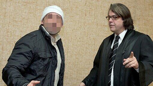 Der Erpresser von Otti Fischer, Ferdinando S. (40) mit seinem Anwalt Christian Lux, muss sich vor dem Münchner Landgericht verantworten. Der Erpresser von Otti Fischer, Ferdinando S. (40) mit seinem Anwalt Christian Lux, muss sich vor dem Münchner Landgericht verantworten.