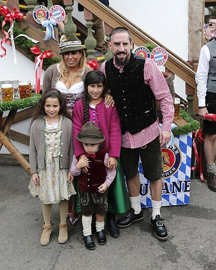 Franck Ribéry mit Frau Wahiba, Töchtern Hiziya und Shahinez und Sohn Seif