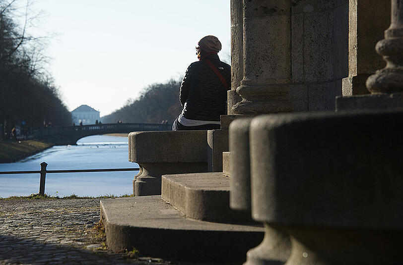 Sonnenbad am Hubertusbrunnen: Münchner Impressionen vom Samstag.