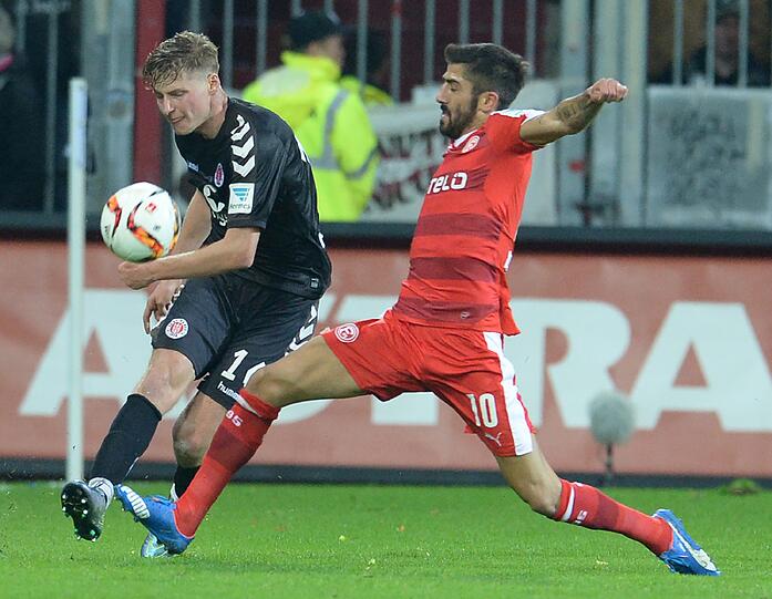 Düsseldorf-Profi Demirbay soll nach seinem Macho-Spruch gegenüber Schiedsrichterin Steinhaus ein Mädchen-Fußballspiel pfeifen.