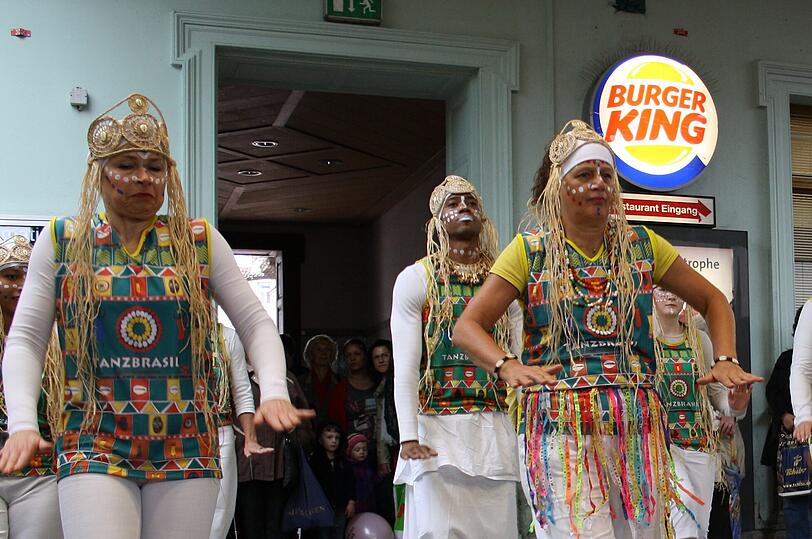 Choreografie vor Fast-Food-Kette.