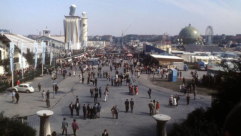Mit dem Auto zur Wiesn - 1972 steht der Käfer noch auf dem Festgelände. Mit dem Auto zur Wiesn - 1972 steht der Käfer noch auf dem Festgelände.