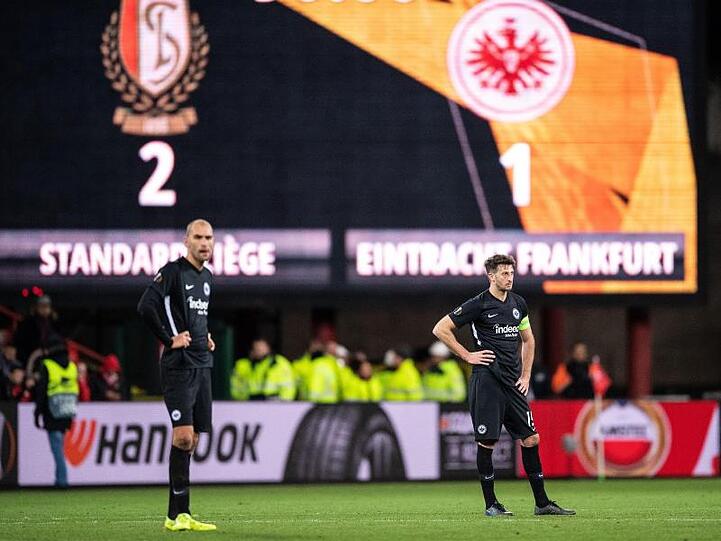 Frankfurts Bas Dost (l) und David Abraham stehen nach Schlusspfiff enttäuscht auf dem Rasen.