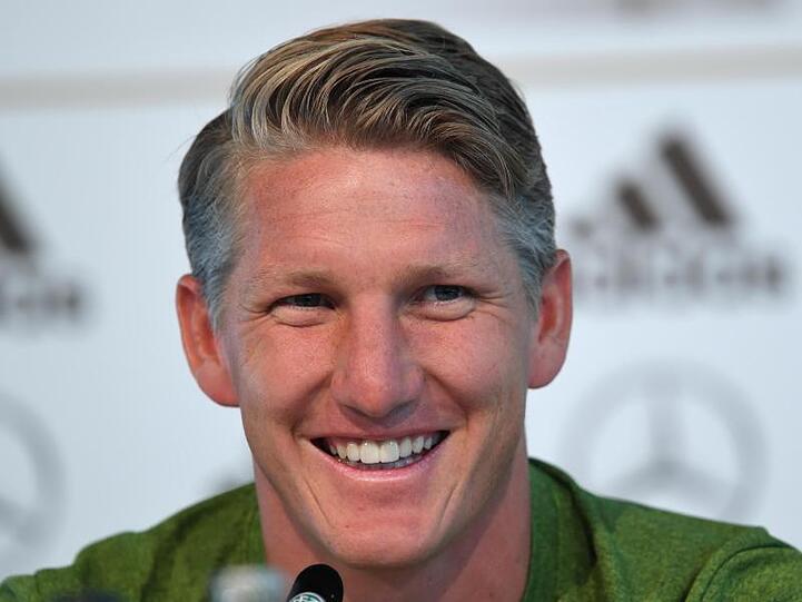 Bastian Schweinsteiger spricht während einer Pressekonferenz. Foto: Federico Gambarini/dpa