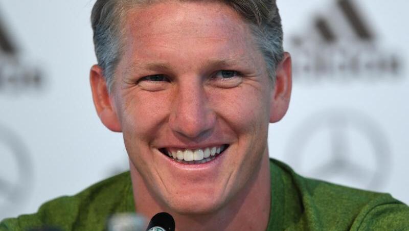 Bastian Schweinsteiger spricht während einer Pressekonferenz. Foto: Federico Gambarini/dpa Bastian Schweinsteiger spricht während einer Pressekonferenz. Foto: Federico Gambarini/dpa