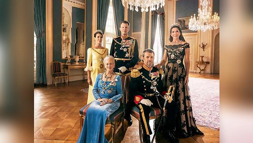 Königin Margrethe II. (sitzend) im Kreise der Familie.