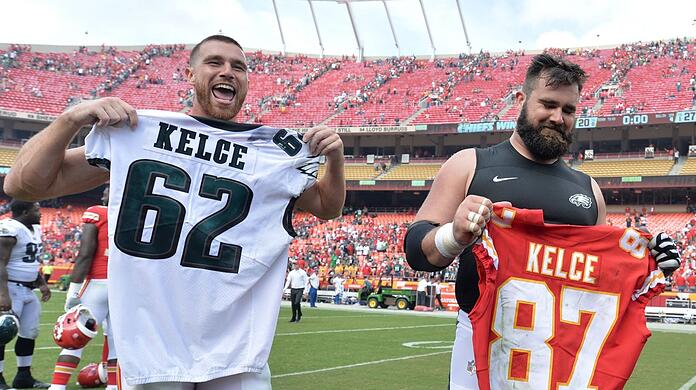 Trikottausch: Kansas-City-Star Travis Kelce (l.) und Bruder Jason von den Eagles – jeweils mit dem Jersey des Bruders.