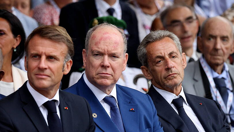 Fürst Albert von Monaco nahm neben der französischen Politik-Elite Platz. Aber was sind das für rote Flecken auf seiner Stirn?