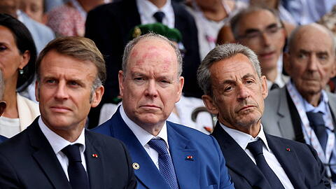 Fürst Albert von Monaco nahm neben der französischen Politik-Elite Platz. Aber was sind das für rote Flecken auf seiner Stirn?