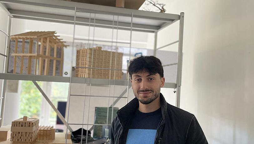 Can Çiçek vor Modellen, die er im Studium gebaut hat. Can Çiçek vor Modellen, die er im Studium gebaut hat.