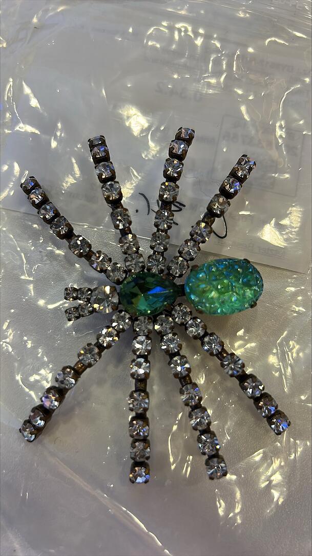 Sind das echte Diamanten? Das muss noch gekl&auml;rt werden. Wenn es Diamanten sind, d&uuml;rfte dieses Objekt ein kleines Verm&ouml;gen wert sein.