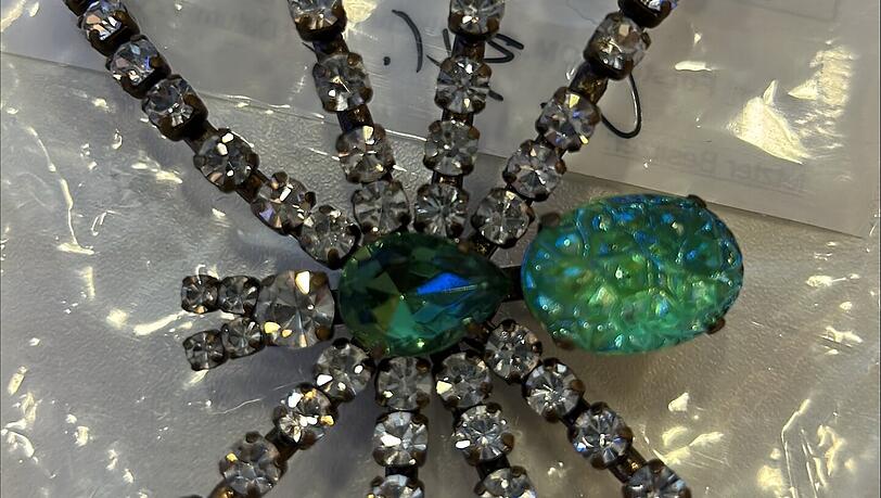 Sind das echte Diamanten? Das muss noch gekl&auml;rt werden. Wenn es Diamanten sind, d&uuml;rfte dieses Objekt ein kleines Verm&ouml;gen wert sein.