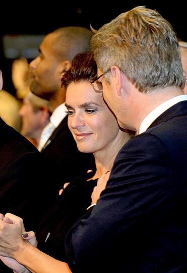 Kati Witt völlig aufgelöst: Das sympathische Olympia-Gesicht bricht bei der Bekanntgabe der Entscheidung in Tränen aus. Die Bilder