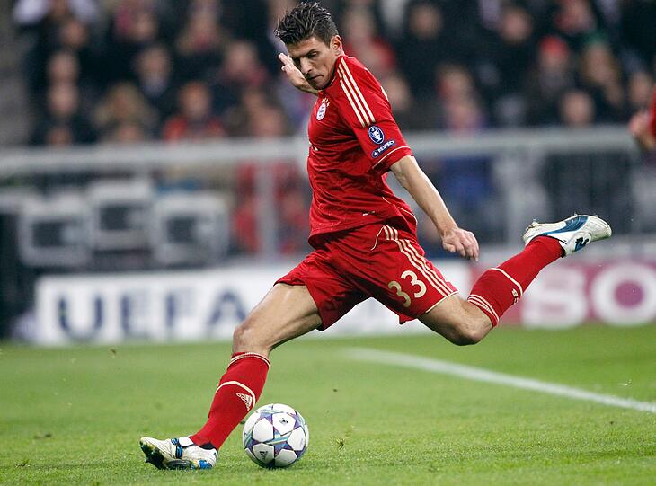 Weil Mario Gomez nun für den FC Bayern stürmt und er sicher in Stuttgart gerne wieder ein Tor schießen wird.(Nicole Paderhuber)