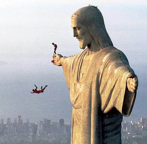 Arjen Robben beim Base-Jumping von der Cristo Redentor in Rio de Janeiro.