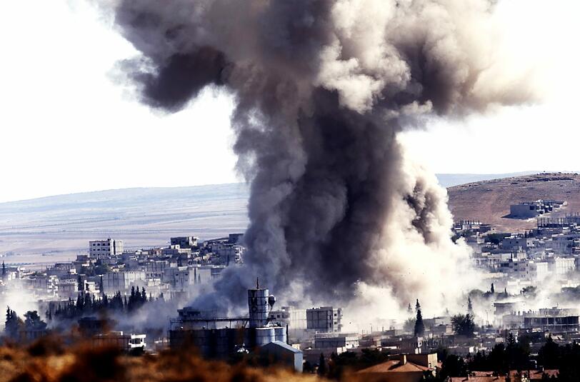 Kampf gegen die IS-Miliz in Kobane: Nach einem Luftangriff steigt eine riesige Rauchwolke über der syrischen Stadt auf.