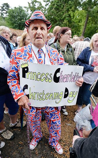 Hunderte Gratulanten säumten den Weg zur Kirche in Sandringham.