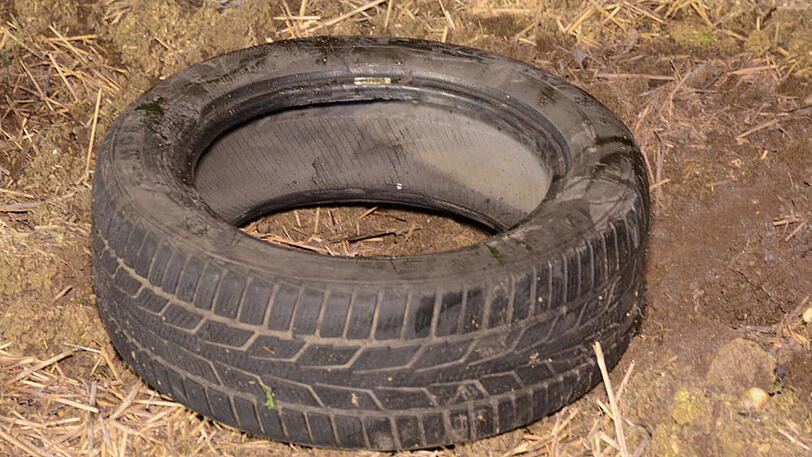 Auf der B388 im Landkreis Landshut kommt es zu einem schweren Unfall nach einem Reifenplatzer. Drei Personen werden verletzt.