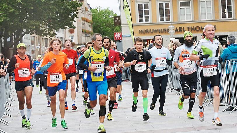 Wo sonst die Touristen zu den Schäfflern raufstarren, sind am Sonntag tausende Sportler vorbeigelaufen.