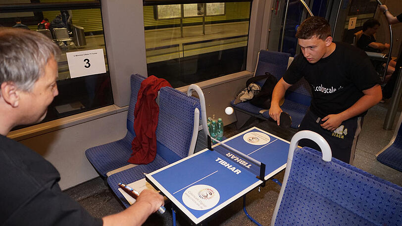Ein Tischtennis-Match in der fahrenden U-Bahn oder am Bahnsteig &ndash; das war am Sonntag beim zweiten "Münchner U-Bahn Tischtennis-Turnier" möglich. Die Bilder.