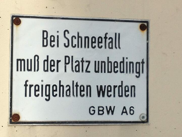 In diesen Innenhof in der Maxvorstadt darf man fast gar nichts - zumindest wenn es nach den Schildern geht.