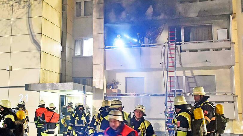 Das Feuer brach auf einem Balkon im zweiten Stock aus und griff auf die Wohnung über.