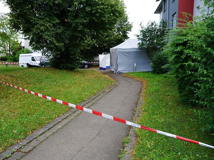 Einsatzfahrzeuge der Polizei stehen vor dem Haus in Reutlingen.