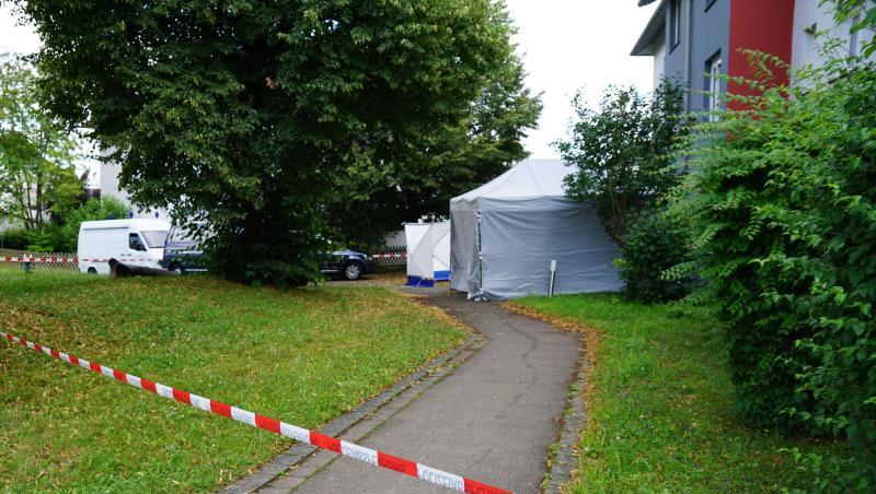 Einsatzfahrzeuge der Polizei stehen vor dem Haus in Reutlingen. Einsatzfahrzeuge der Polizei stehen vor dem Haus in Reutlingen.