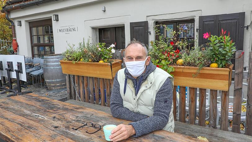 "Dann sitze ich halt nebenan", sagt Anwohner Bert Elliot (54), der seinen Cappuccino im "Rabbit's" geholt hat. "Dann sitze ich halt nebenan", sagt Anwohner Bert Elliot (54), der seinen Cappuccino im "Rabbit's" geholt hat.