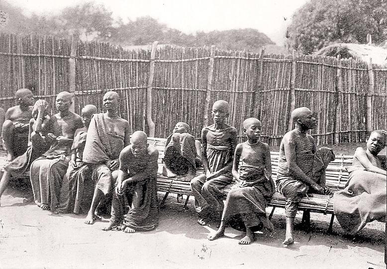 Originalfoto aus einem der Lager in Deutsch-Ostafrika: Menschen, die an der Schlafkrankheit leiden, dämmern vor sich hin. Viele werden nicht überleben.