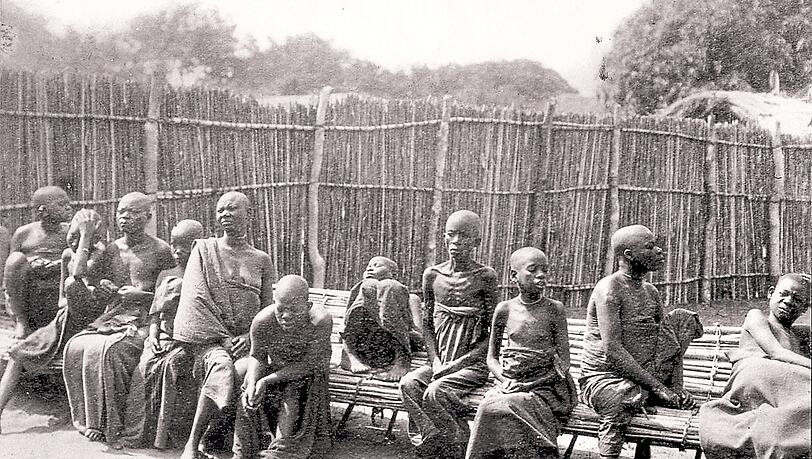Originalfoto aus einem der Lager in Deutsch-Ostafrika: Menschen, die an der Schlafkrankheit leiden, dämmern vor sich hin. Viele werden nicht überleben. Originalfoto aus einem der Lager in Deutsch-Ostafrika: Menschen, die an der Schlafkrankheit leiden, dämmern vor sich hin. Viele werden nicht überleben.