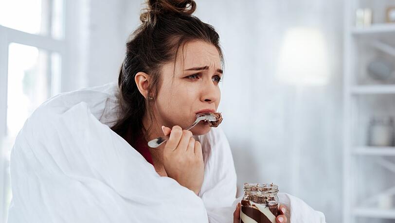 Viele Menschen neigen dazu, während Emotionsschwankungen zu essen.