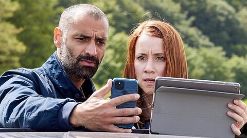 "Mordsschwestern - Verbrechen ist Familiensache: Explosiv": Mit Entsetzen müssen Sami (Tamer Tıraşoğlu) und Viktoria (Lena Dörrie) feststellen, wo der Bombenleger ist.