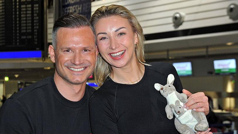 Anna-Carina Woitschack posiert vor dem Abflug mit Freund Daniel Böhm (l.) und Känguru.