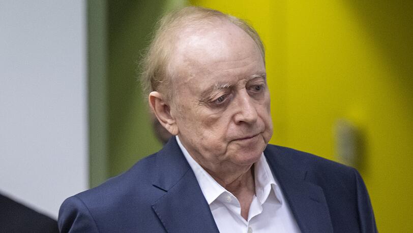Alfons Schuhbeck wirkte müde und abgekämpft, als er den Gerichtssaal betrat. Wird er bald ins Gefängnis zurückkehren müssen?
