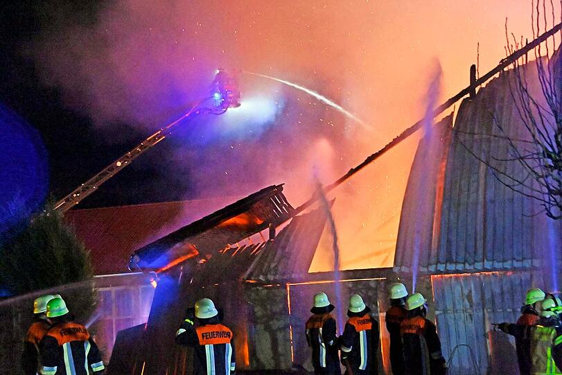 Nach dem Feuer mit 100 toten Tieren in Schalkham (Landkreis Landshut) ist die Brandursache weiter unklar. Nach dem Feuer mit 100 toten Tieren in Schalkham (Landkreis Landshut) ist die Brandursache weiter unklar.