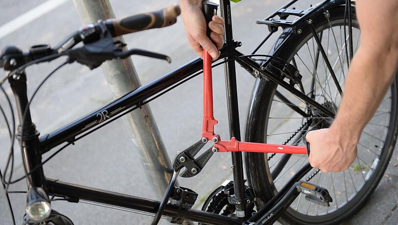 Die Zahl der Fahrraddiebstähle ist in Bayern 2025 deutlich zurückgegangen. (Symbolbild) Die Zahl der Fahrraddiebstähle ist in Bayern 2025 deutlich zurückgegangen. (Symbolbild)